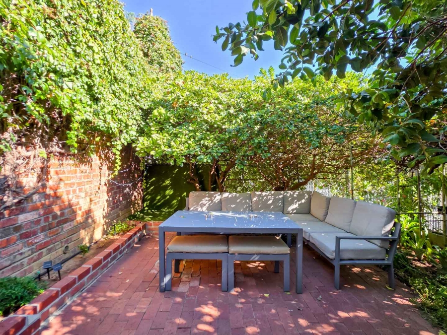 6 Bedroom Property for Sale in Green Point Western Cape